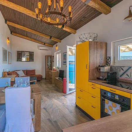 Pet Friendly In Apartment Rogoznica (Sibenik-Knin)