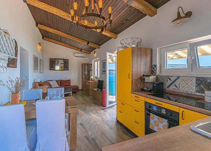 Pet Friendly In Apartment Rogoznica (Sibenik-Knin)