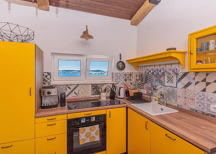 Pet Friendly In * Rogoznica (Sibenik-Knin)